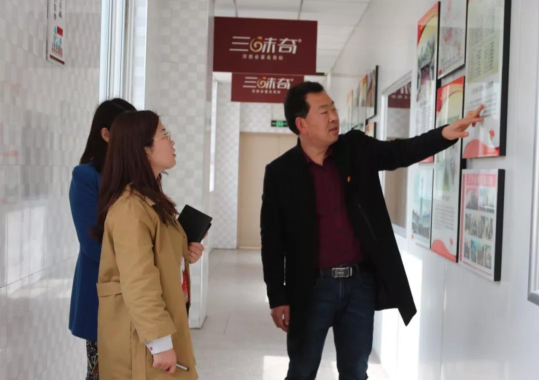 中國食品報記者鄭瀅到河南三味奇食品有限責任公司做專(zhuān)題采訪(fǎng)