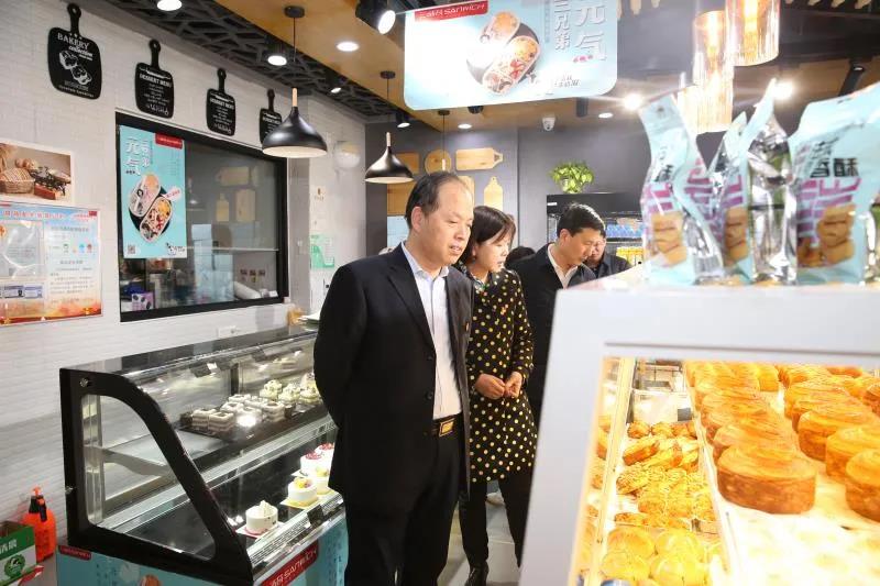 三門(mén)峽市市長(cháng)安偉到三味奇專(zhuān)賣(mài)店調研