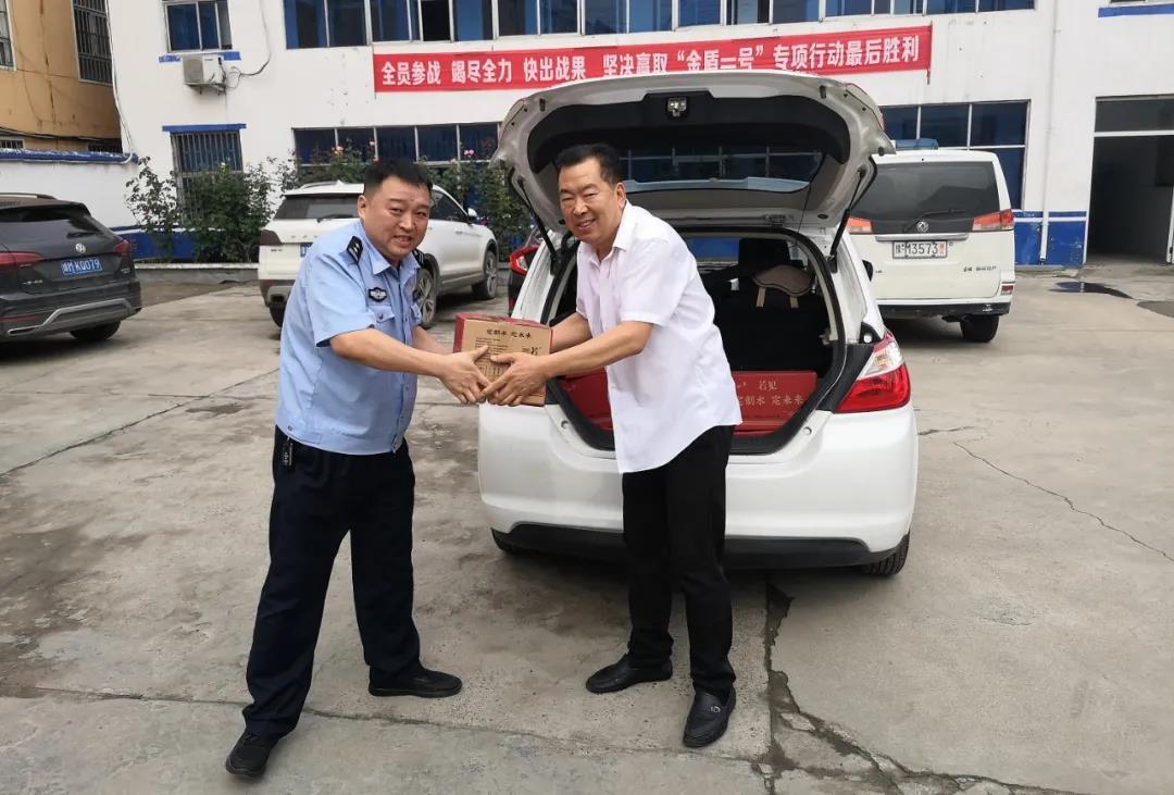 警民一家親，河南三味奇向轄區民警捐贈物資。