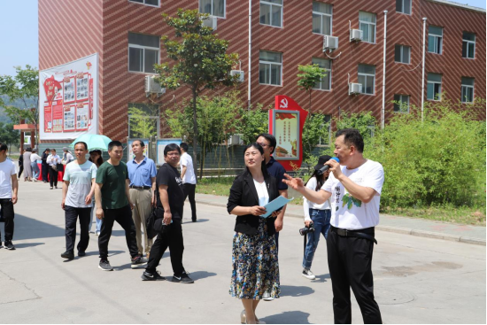湖濱區人大副主任、區總工會(huì )主席王冠松一行蒞臨河南三味奇觀(guān)摩交流基層工會(huì )建設