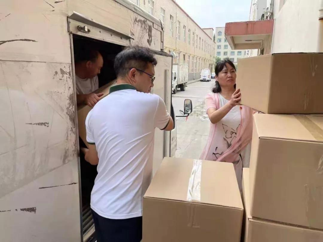 情系災區，奉獻愛(ài)心--三味奇第四批捐助物資裝車(chē)出發(fā)！